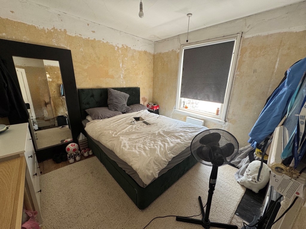 Lot: 184 - DOUBLE-FRONTED HOUSE IN NEED OF FURTHER IMPROVEMENT - Bedroom 3
